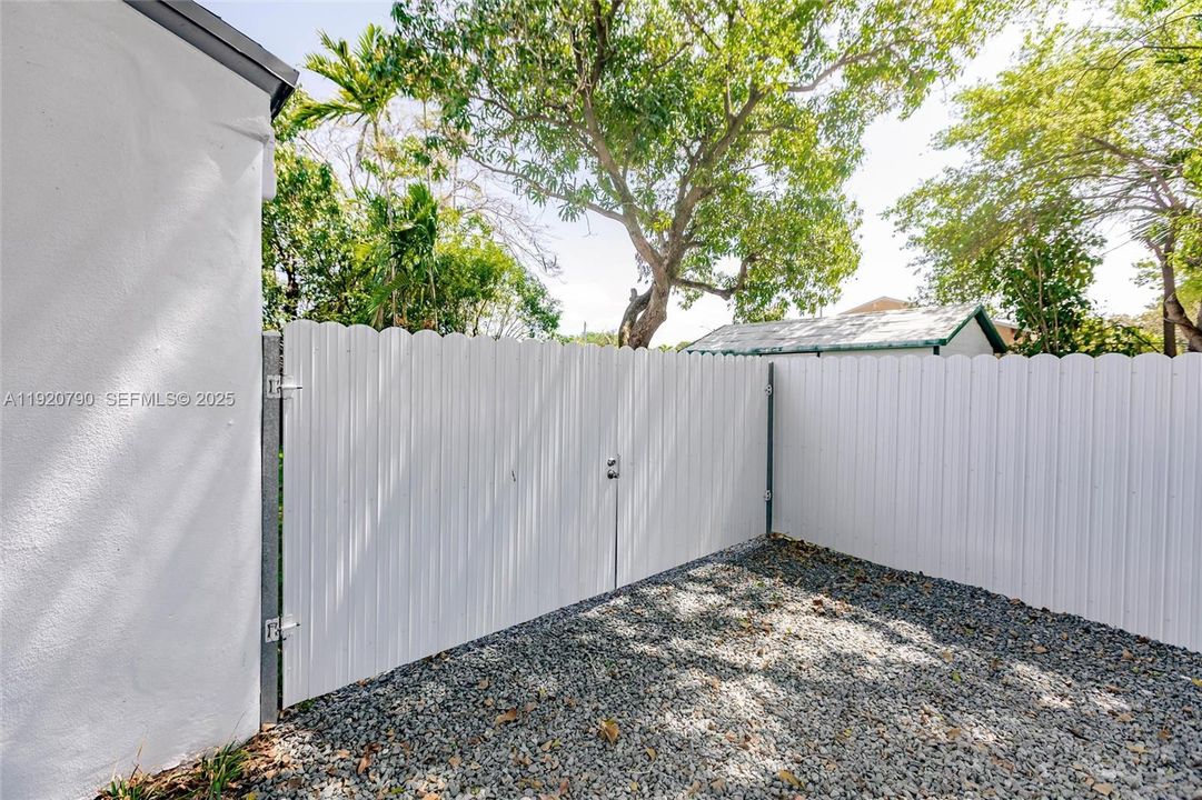 For Sale: $725,000 (3 beds, 2 baths, 1304 Square Feet)