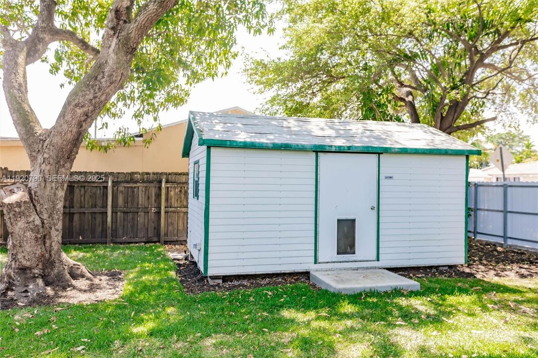 For Sale: $725,000 (3 beds, 2 baths, 1304 Square Feet)