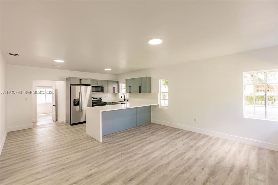 For Sale: $725,000 (3 beds, 2 baths, 1304 Square Feet)