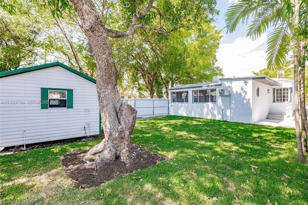 For Sale: $725,000 (3 beds, 2 baths, 1304 Square Feet)