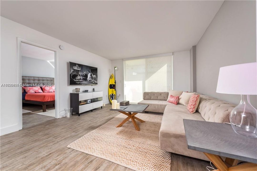 For Sale: $479,000 (1 beds, 1 baths, 659 Square Feet)