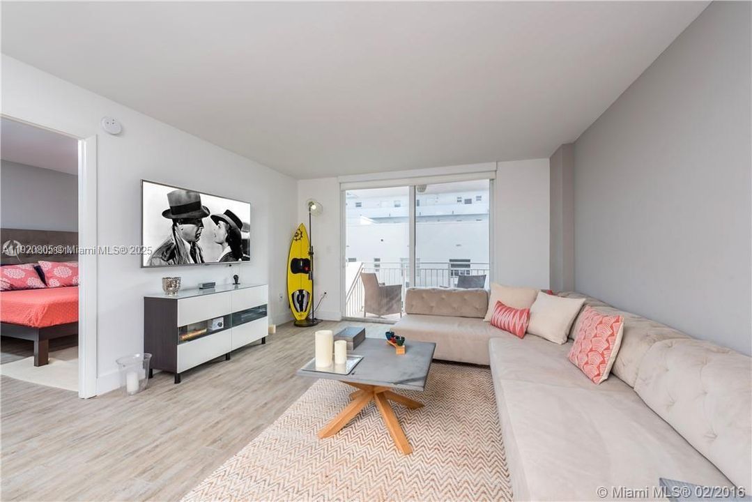 For Sale: $479,000 (1 beds, 1 baths, 659 Square Feet)