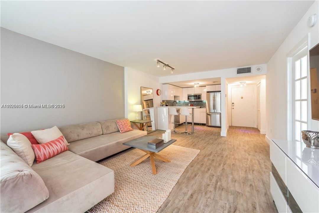 For Sale: $479,000 (1 beds, 1 baths, 659 Square Feet)