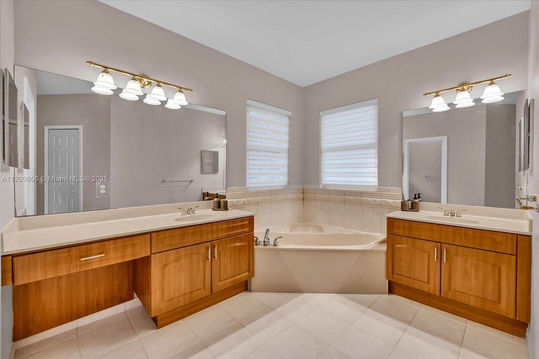 Activo con contrato: $1,300,000 (6 camas, 5 baños, 3119 Pies cuadrados)