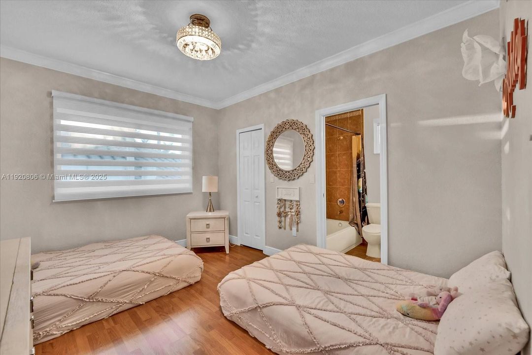 Activo con contrato: $1,300,000 (6 camas, 5 baños, 3119 Pies cuadrados)