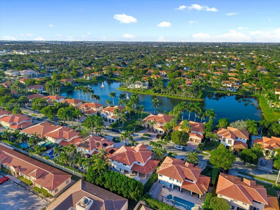 Activo con contrato: $1,300,000 (6 camas, 5 baños, 3119 Pies cuadrados)