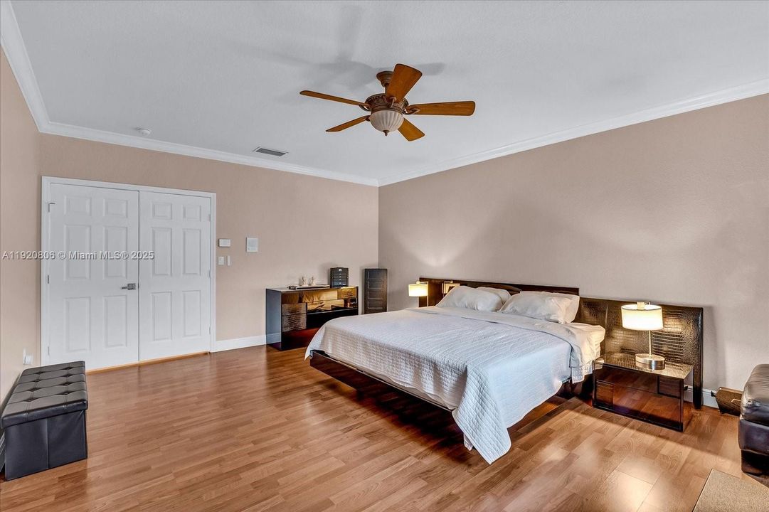 Activo con contrato: $1,300,000 (6 camas, 5 baños, 3119 Pies cuadrados)