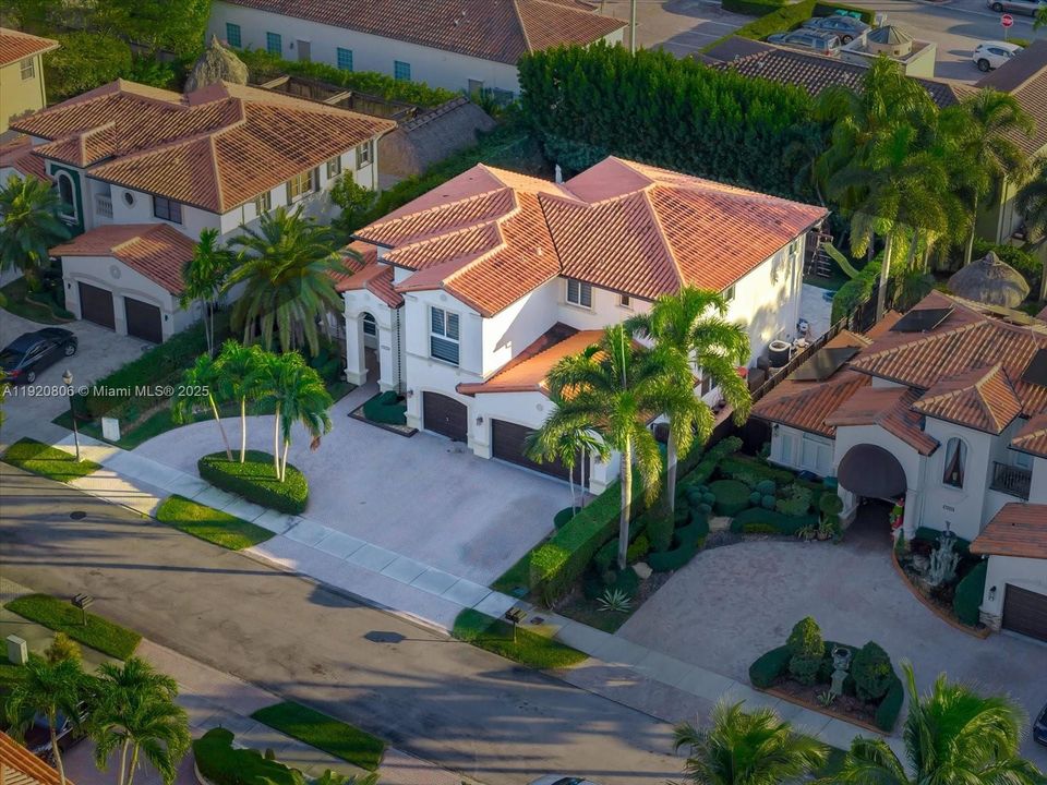 Activo con contrato: $1,300,000 (6 camas, 5 baños, 3119 Pies cuadrados)