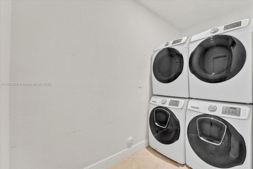 Activo con contrato: $1,300,000 (6 camas, 5 baños, 3119 Pies cuadrados)