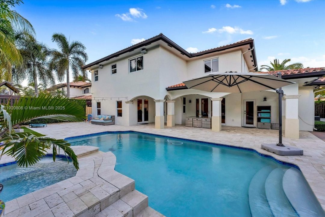 Activo con contrato: $1,300,000 (6 camas, 5 baños, 3119 Pies cuadrados)