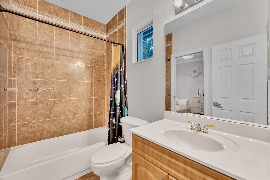 Activo con contrato: $1,300,000 (6 camas, 5 baños, 3119 Pies cuadrados)