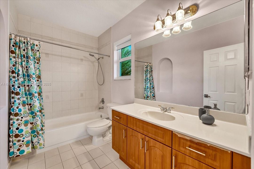 Activo con contrato: $1,300,000 (6 camas, 5 baños, 3119 Pies cuadrados)