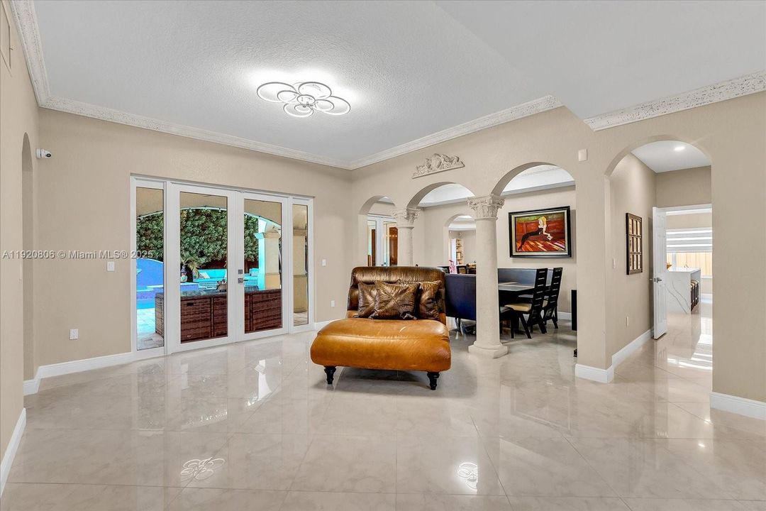 Activo con contrato: $1,300,000 (6 camas, 5 baños, 3119 Pies cuadrados)