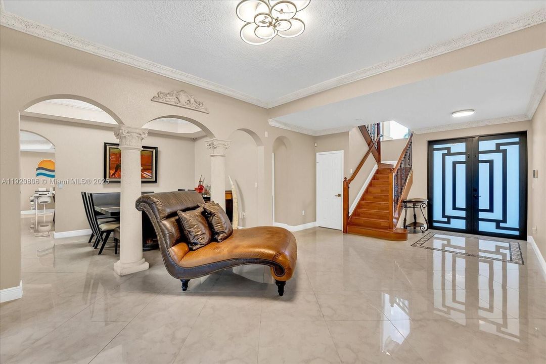 Activo con contrato: $1,300,000 (6 camas, 5 baños, 3119 Pies cuadrados)