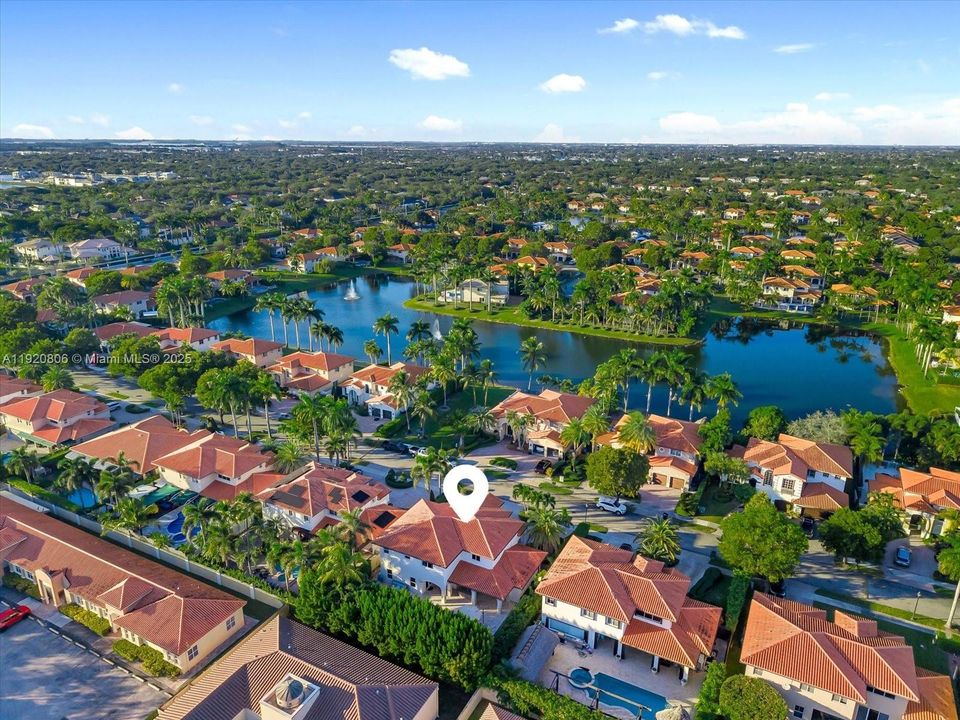 Activo con contrato: $1,300,000 (6 camas, 5 baños, 3119 Pies cuadrados)