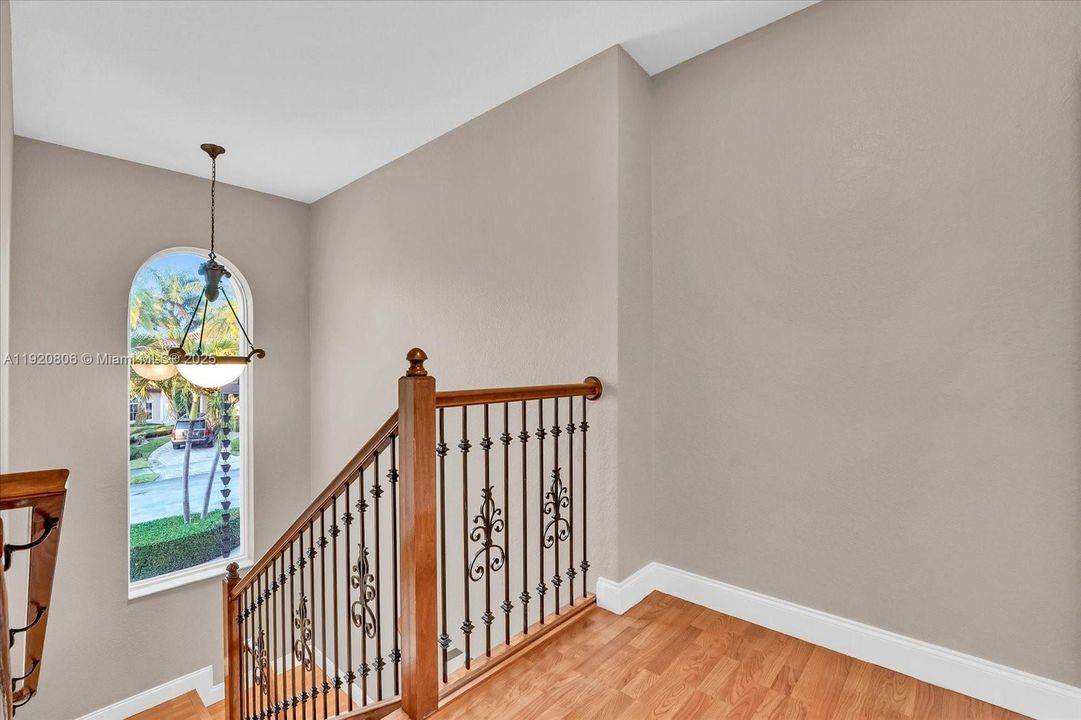 Activo con contrato: $1,300,000 (6 camas, 5 baños, 3119 Pies cuadrados)