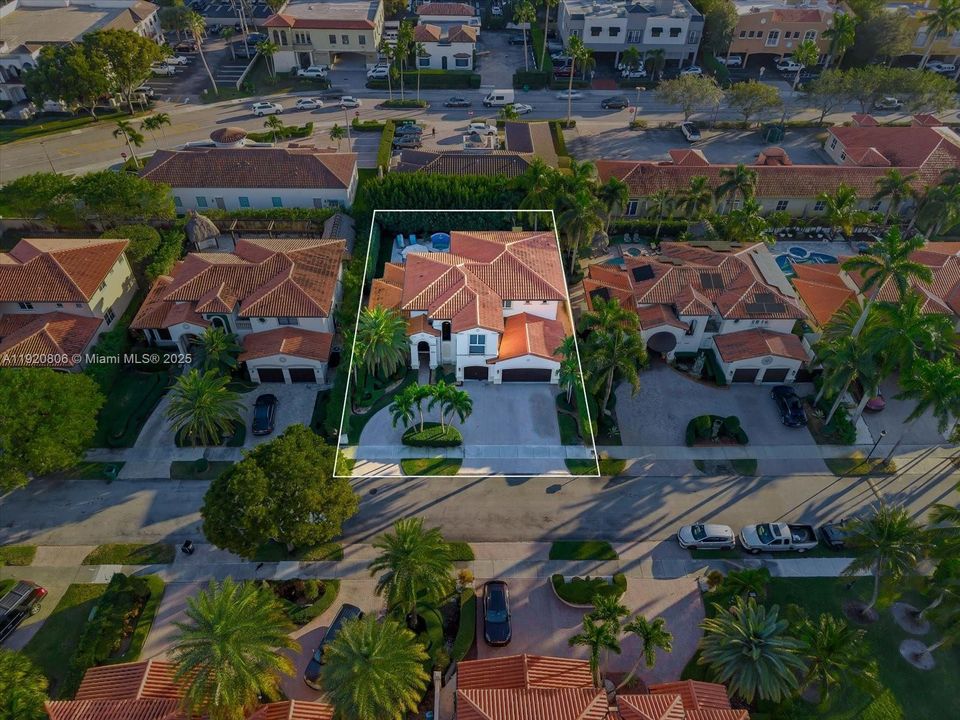 Activo con contrato: $1,300,000 (6 camas, 5 baños, 3119 Pies cuadrados)