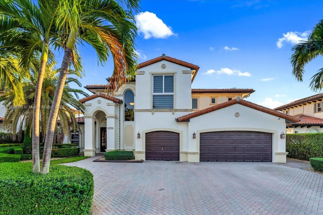 Activo con contrato: $1,300,000 (6 camas, 5 baños, 3119 Pies cuadrados)