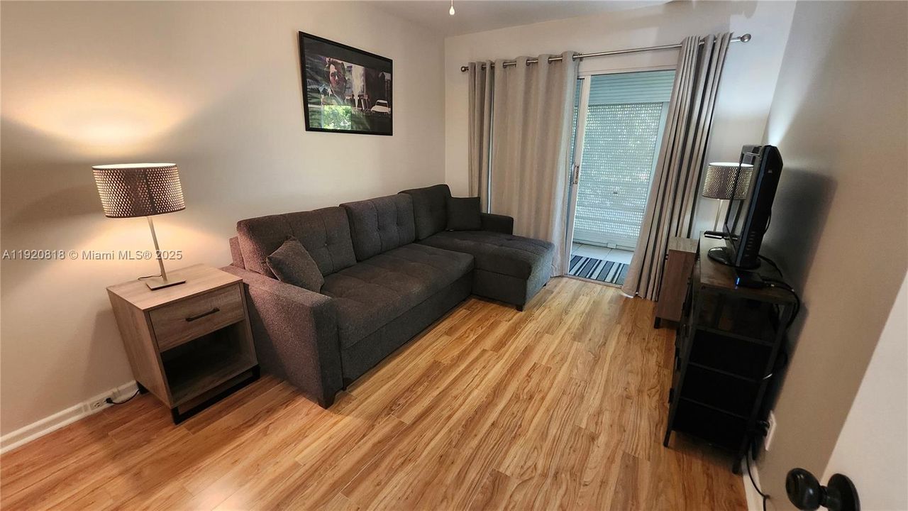 For Sale: $165,000 (2 beds, 1 baths, 820 Square Feet)