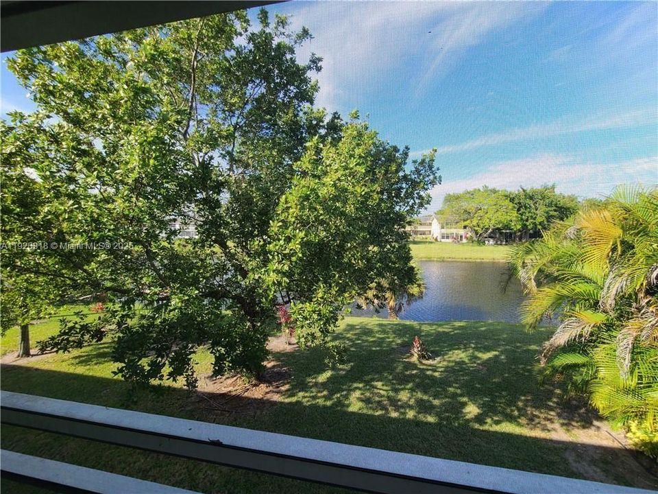 For Sale: $165,000 (2 beds, 1 baths, 820 Square Feet)