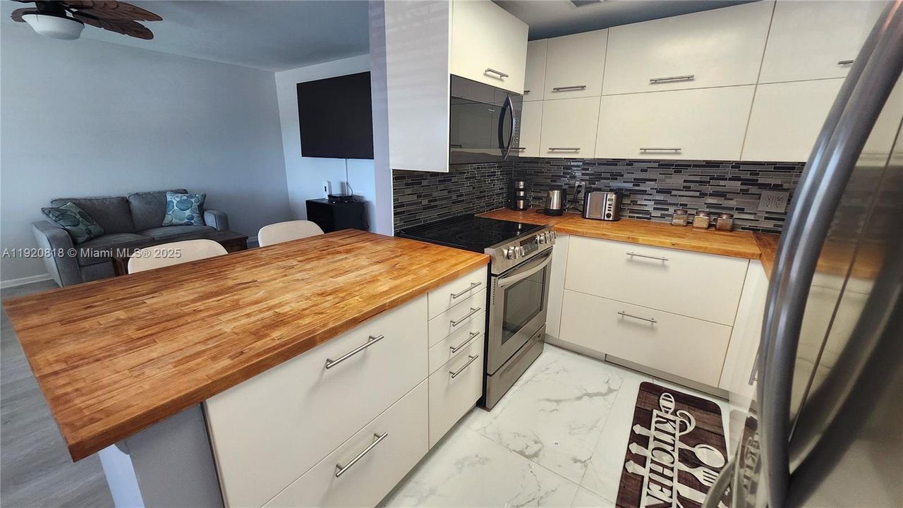 For Sale: $165,000 (2 beds, 1 baths, 820 Square Feet)