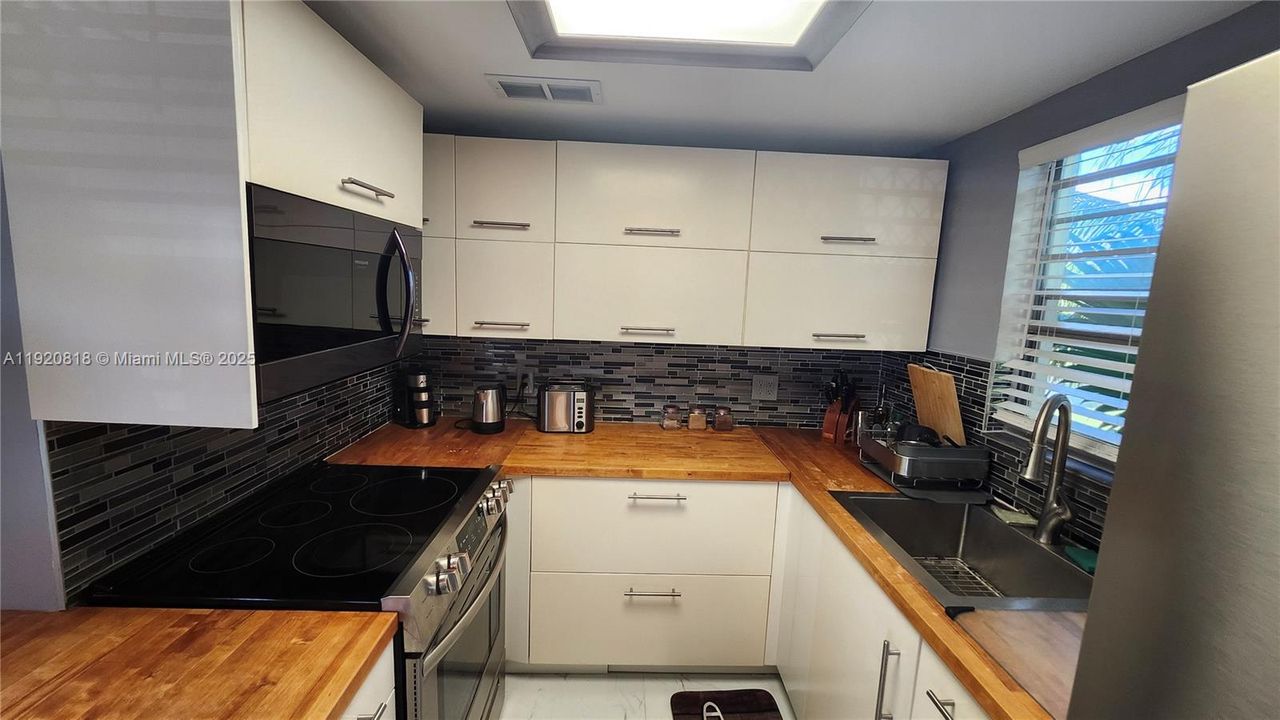 For Sale: $165,000 (2 beds, 1 baths, 820 Square Feet)