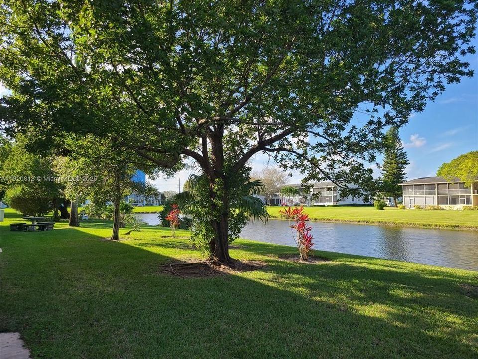 For Sale: $165,000 (2 beds, 1 baths, 820 Square Feet)