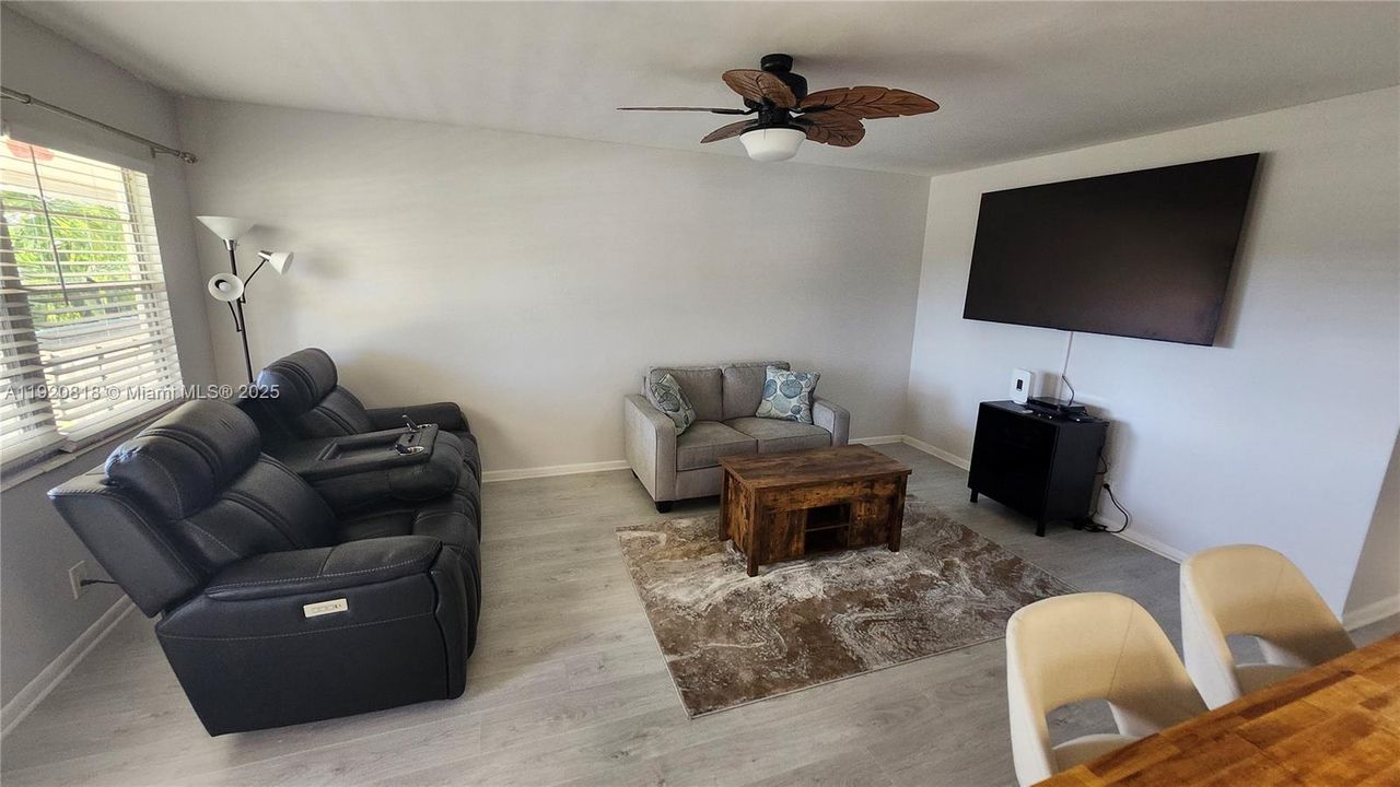 For Sale: $165,000 (2 beds, 1 baths, 820 Square Feet)