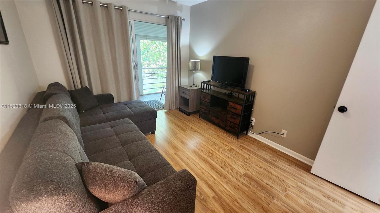 For Sale: $165,000 (2 beds, 1 baths, 820 Square Feet)