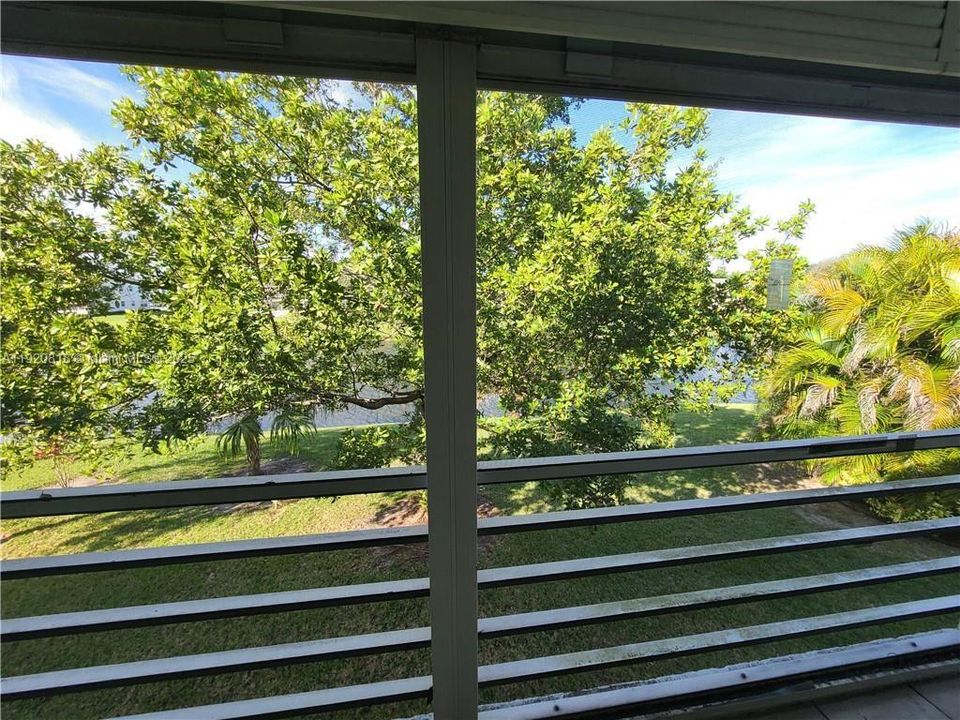 For Sale: $165,000 (2 beds, 1 baths, 820 Square Feet)