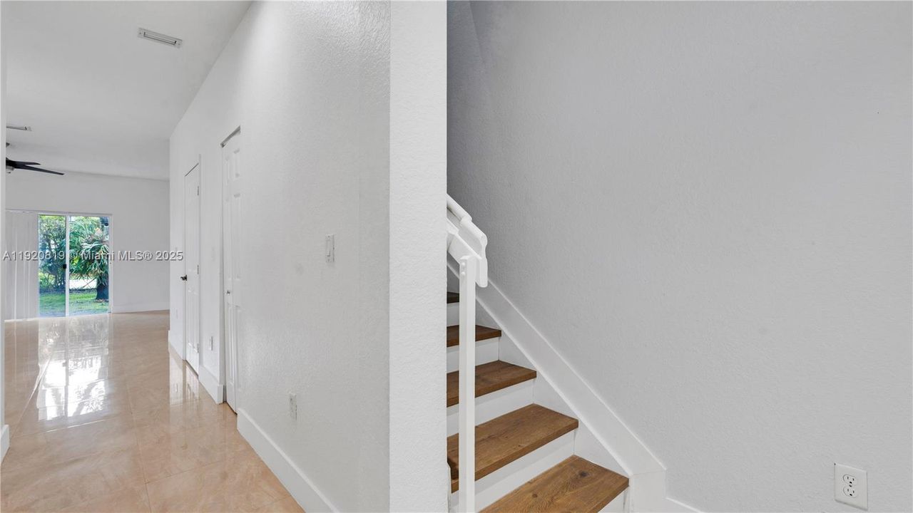 For Sale: $395,000 (3 beds, 2 baths, 1251 Square Feet)