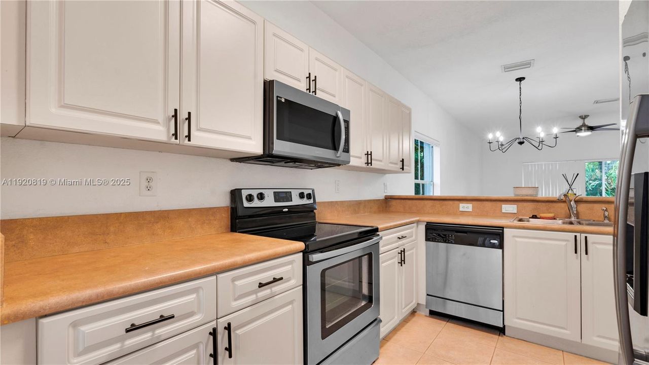 For Sale: $395,000 (3 beds, 2 baths, 1251 Square Feet)