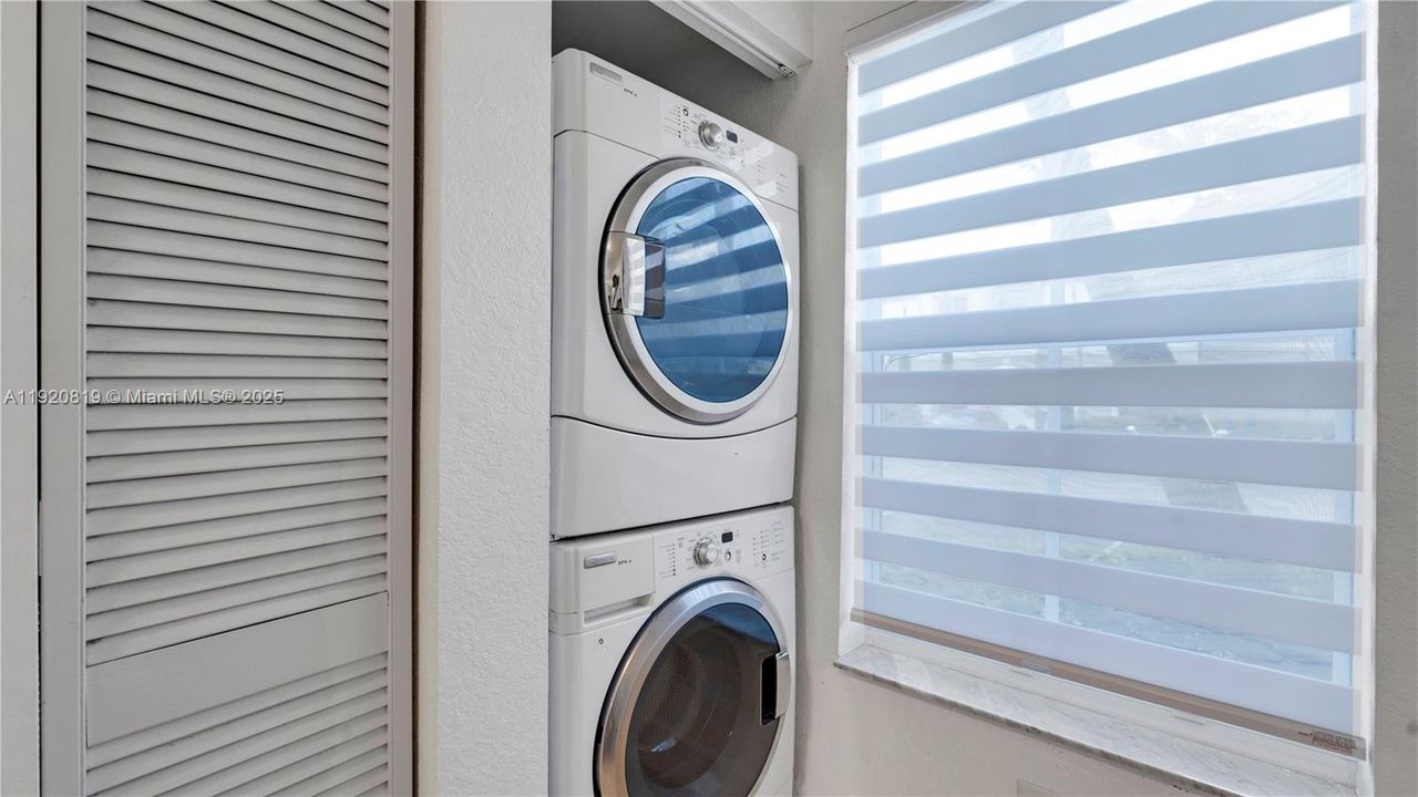 For Sale: $395,000 (3 beds, 2 baths, 1251 Square Feet)