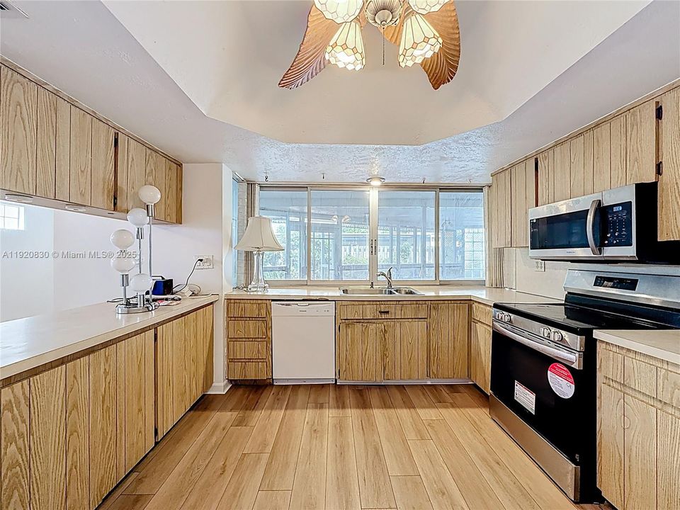 На продажу: $550,000 (3 спален, 2 ванн, 1882 Квадратных фут)