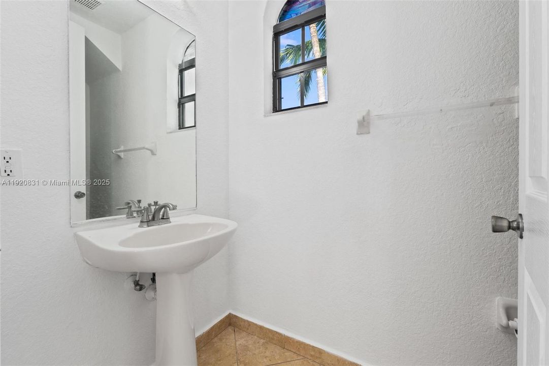 待售: $510,000 (4 贝兹, 2 浴室, 2201 平方英尺)