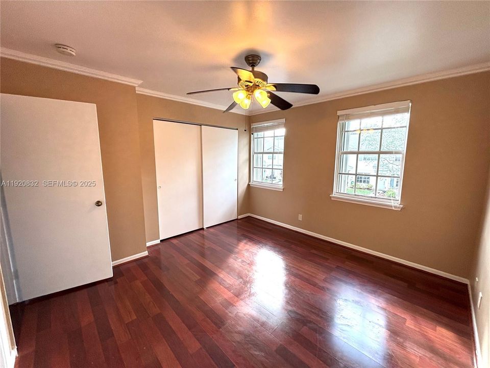 合同活跃: $2,500 (2 贝兹, 2 浴室, 1110 平方英尺)