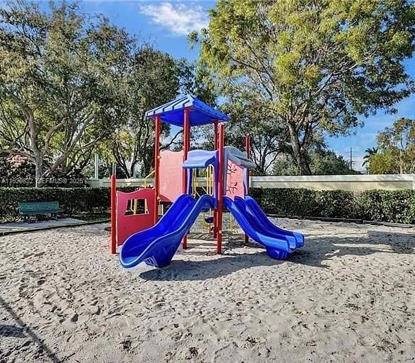 合同活跃: $2,500 (2 贝兹, 2 浴室, 1110 平方英尺)