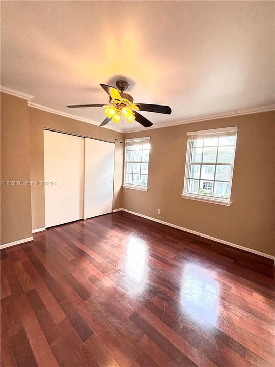 合同活跃: $2,500 (2 贝兹, 2 浴室, 1110 平方英尺)