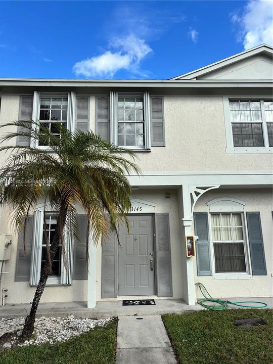 合同活跃: $2,500 (2 贝兹, 2 浴室, 1110 平方英尺)