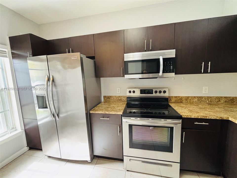 合同活跃: $2,500 (2 贝兹, 2 浴室, 1110 平方英尺)