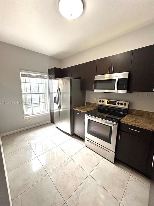 合同活跃: $2,500 (2 贝兹, 2 浴室, 1110 平方英尺)