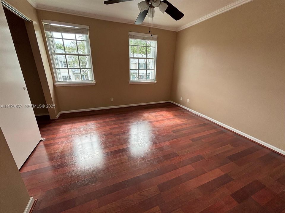 合同活跃: $2,500 (2 贝兹, 2 浴室, 1110 平方英尺)