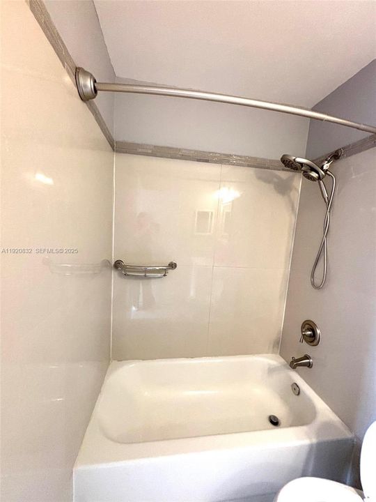 合同活跃: $2,500 (2 贝兹, 2 浴室, 1110 平方英尺)