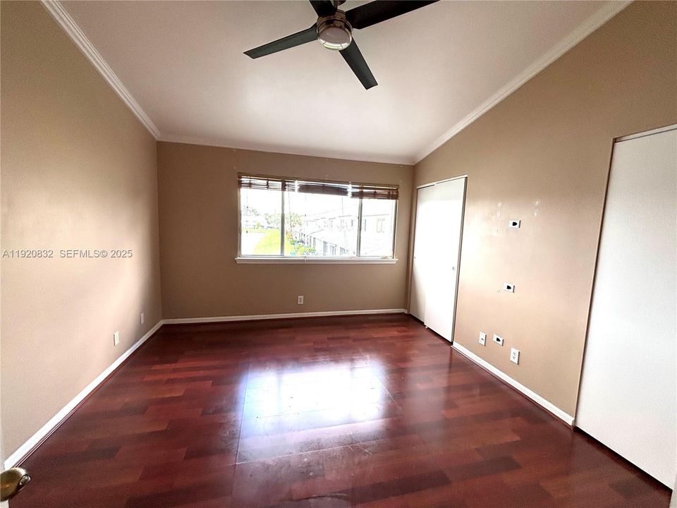 合同活跃: $2,500 (2 贝兹, 2 浴室, 1110 平方英尺)