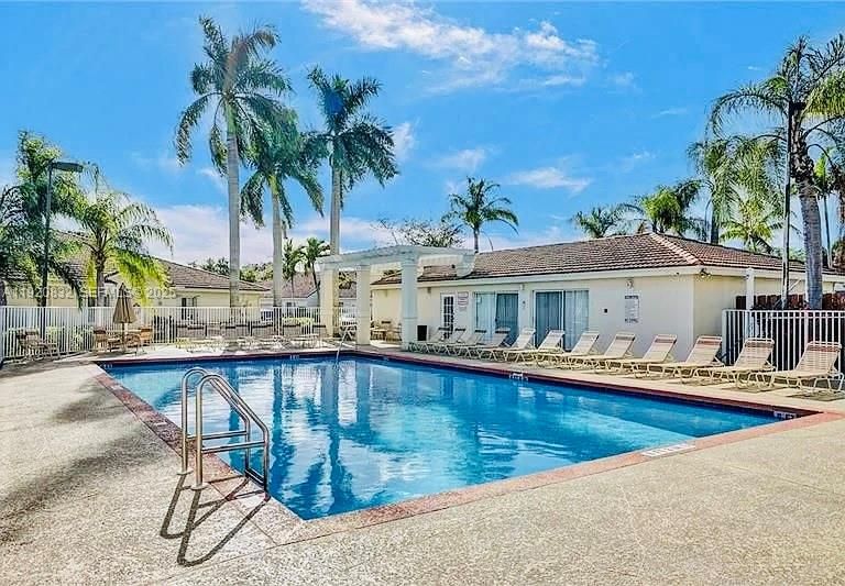 合同活跃: $2,500 (2 贝兹, 2 浴室, 1110 平方英尺)