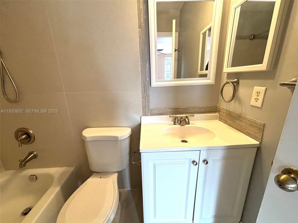 合同活跃: $2,500 (2 贝兹, 2 浴室, 1110 平方英尺)