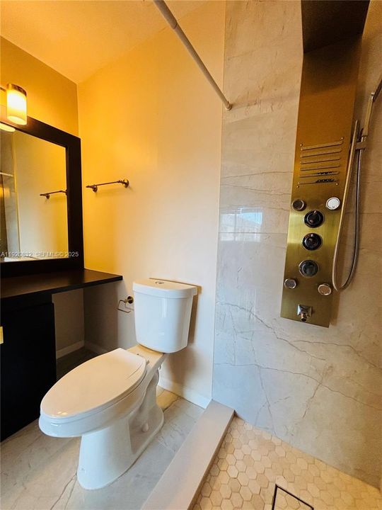 合同活跃: $2,500 (2 贝兹, 2 浴室, 1110 平方英尺)