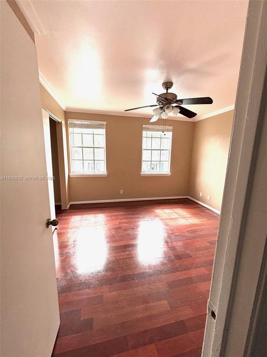 合同活跃: $2,500 (2 贝兹, 2 浴室, 1110 平方英尺)