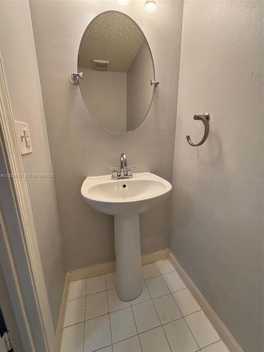 合同活跃: $2,500 (2 贝兹, 2 浴室, 1110 平方英尺)