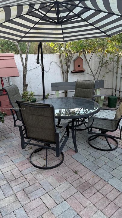 For Rent: $1,800 (1 beds, 2 baths, 2756 Square Feet)